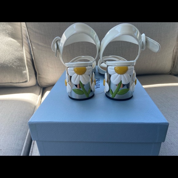 Worn once Prada white patent leather sandals with flowered heel - Picture 2 of 7